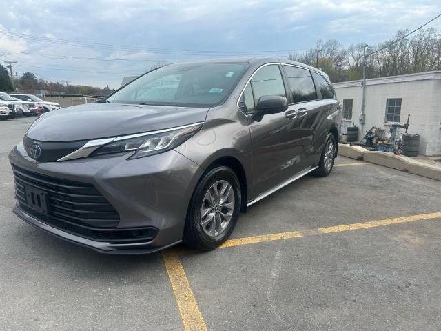 LOTE 032 TOYOTA SIENNA LE 